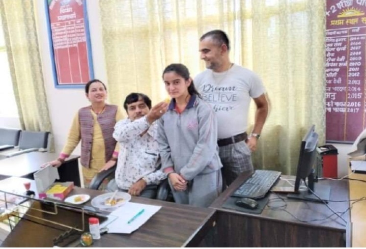 साक्षी और सिमरन को 1-1लाख का नगद पुरस्कार…