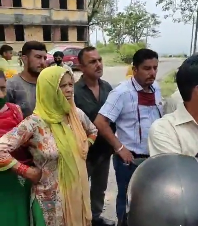 गिरीपार आई पी एच विभाग के खिलाफ की नारेबाजी..