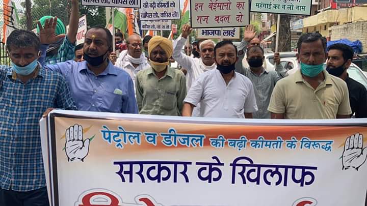 पैट्रोल डीजल की बढ़ती कीमतों के खिलाफ पावंटा कांग्रेस का प्रदर्शन..