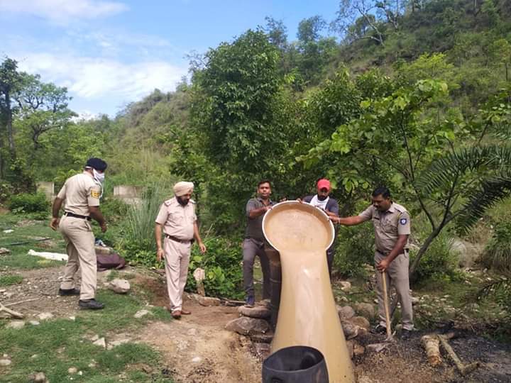हरिपुर खोल के जंगल में पुलिस की छापामारी..