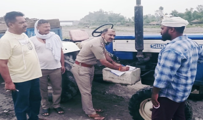 अवैध खनन मे जुटे  ट्रैक्टर संचालकों पर पुलिस ने कसा शिकंजा, पूरूवाला पावँटा सा..
