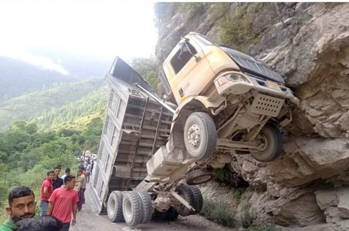 पहाडी़ से टकरा आसमान की तरफ खड़ा हो गया डंपर,कूल्लू…