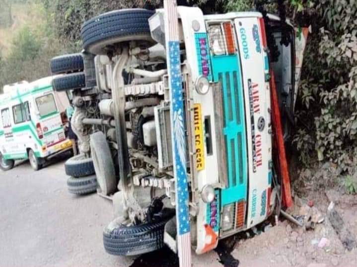 चंडीगढ़-मनाली NH पर हादसा, सेब से लदा ट्रक पलटा