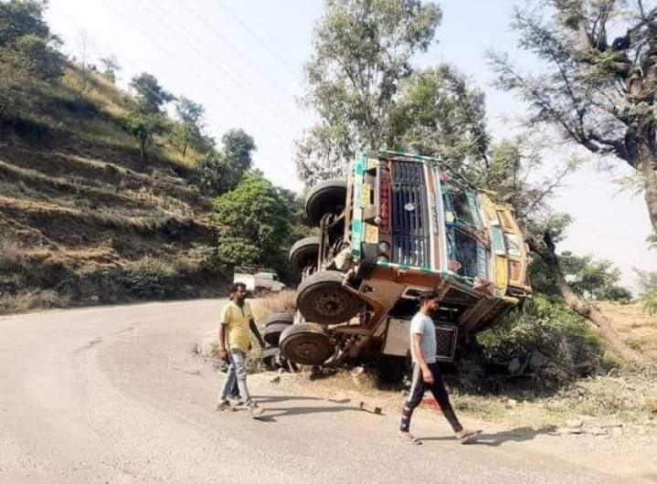 धर्मशाला- शिमला नैशनल हाईवे पर पलटा ट्राला, बड़ा हादसा टला