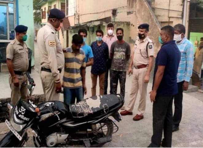 नशे के कैप्सुलो सहित दो गिरफ्तार, अम्बोया के रहने वाले दोनो तस्कर