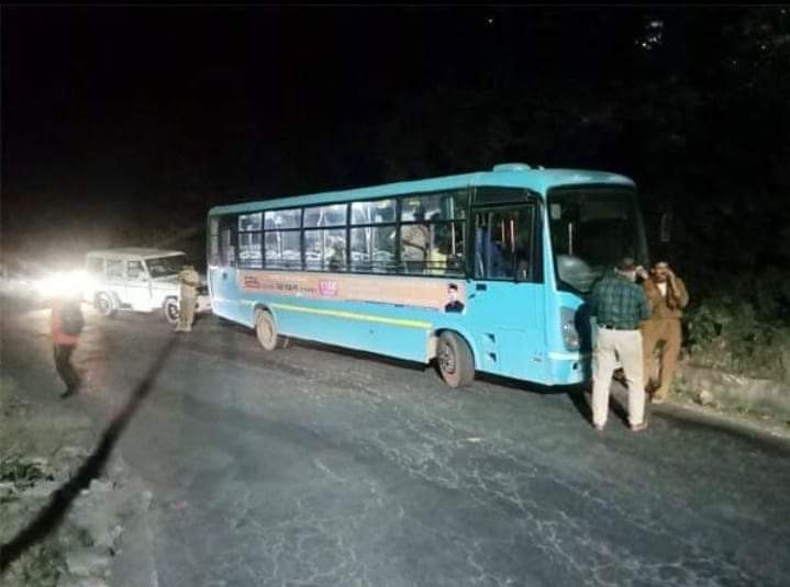 नशे में चला रहा था बस, मेडिकल के लिए ले जाते वक्त हुआ फरार, नाहन..