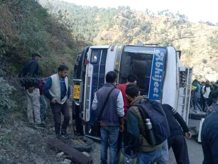 Right News Breaking : सोलन के पास पलटी निजी बस..