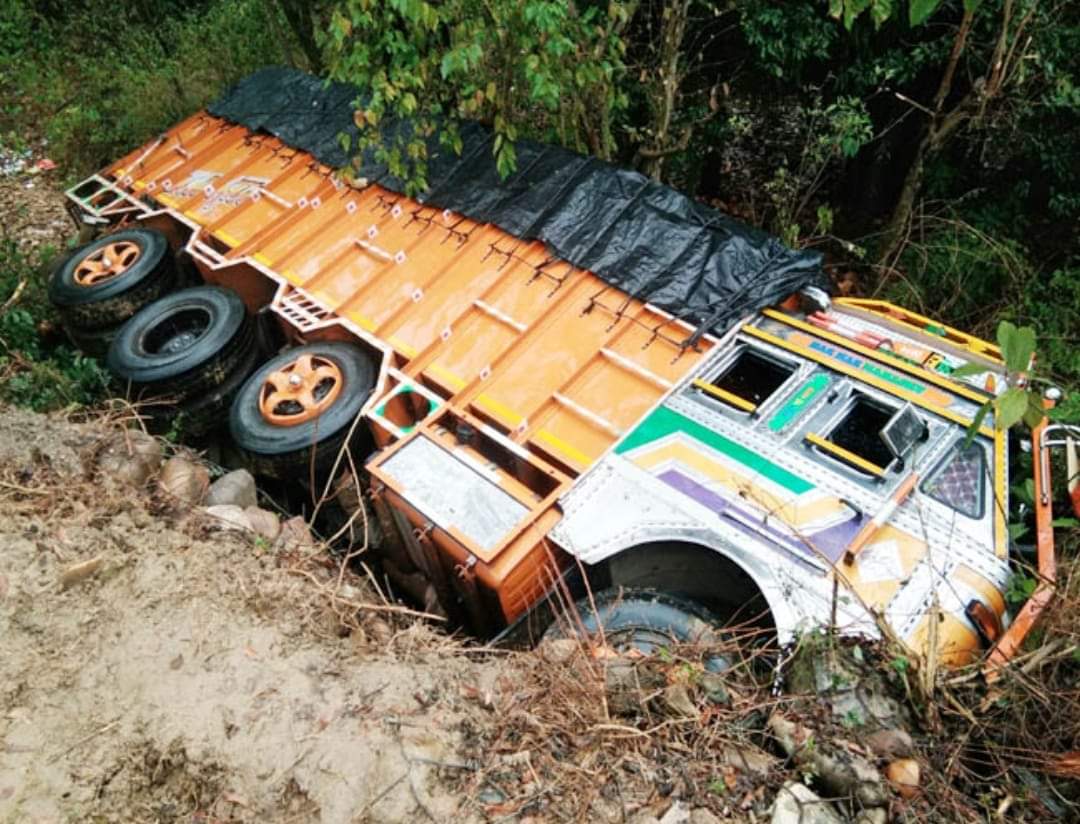 ट्राला पलटने से 3 घायल, बारिश की वजह से धंसी जमीन