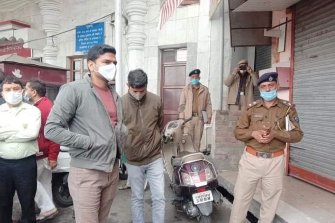 चोर दरवाजे से मां चिंतपूर्णी के दर्शन करवाने के लिए एसडीएम से मांग लिए 1100 रुपये