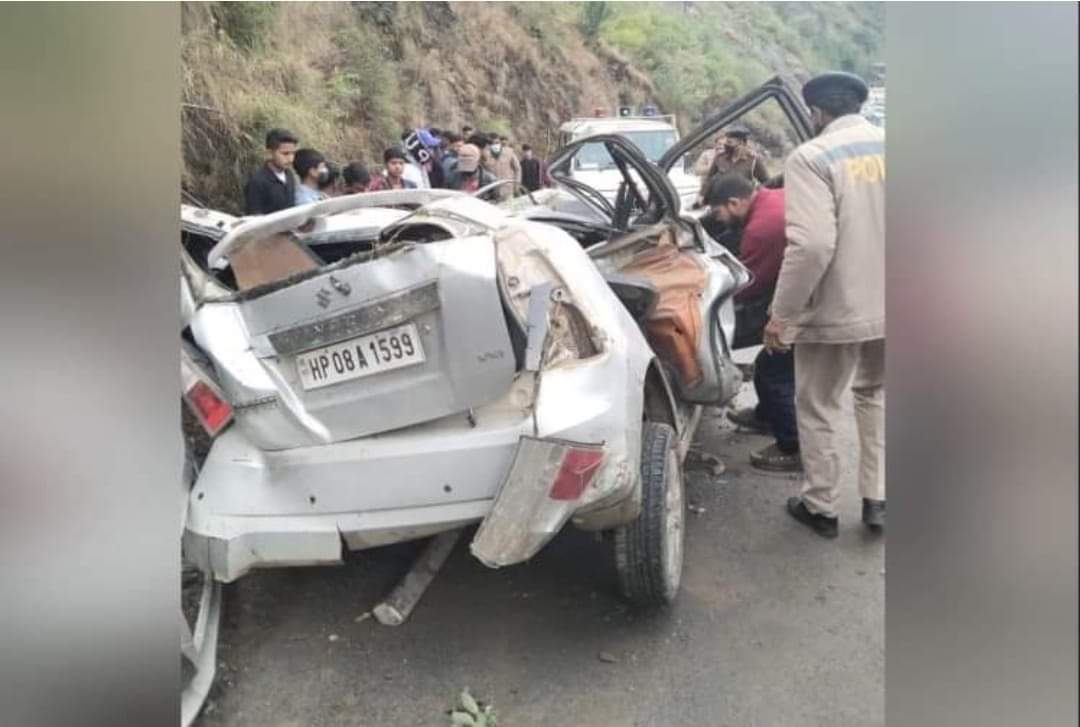 भीषण सड़क हादसे में चार की मौत, गहरी खाई मे गिरने से कार के उड़े परखच्चे