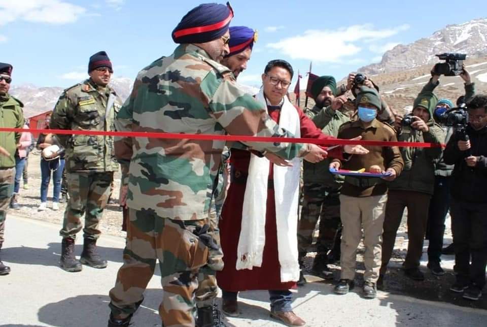 यातायात के लिए बहाल हुआ मनाली-लेह मार्ग