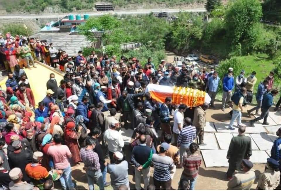 नम आंखों से दी बीएसएफ के जवान को अंतिम विदाई