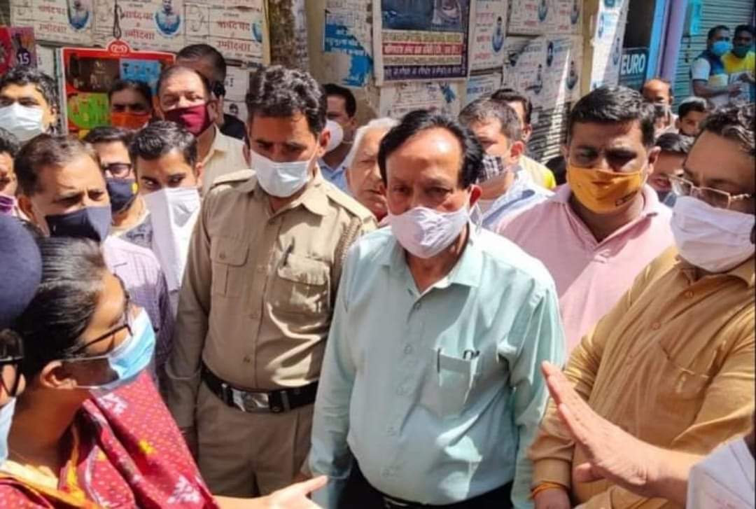 जबरन कोरोना टेस्ट करवाने पर भड़के व्यापारी, बंद किया बाजार
