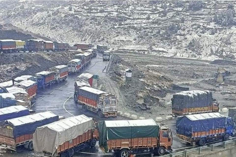 बारालाचा दर्रा के आरपार सब्जियों से भरी गाड़ियों समेत करीब 150 ट्रक फंसे