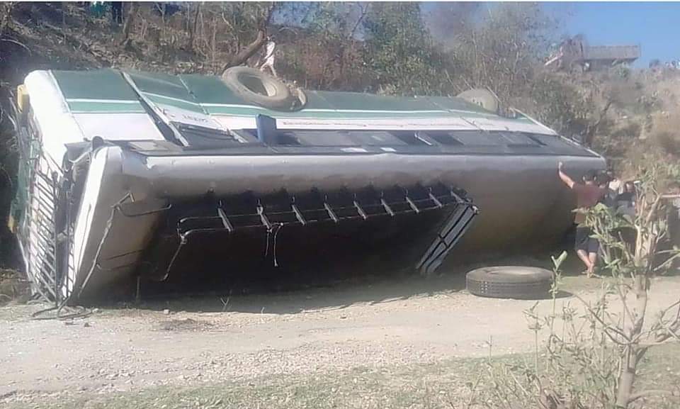 HRTC की बस पल्टी, हादसे में एक महिला की मौत