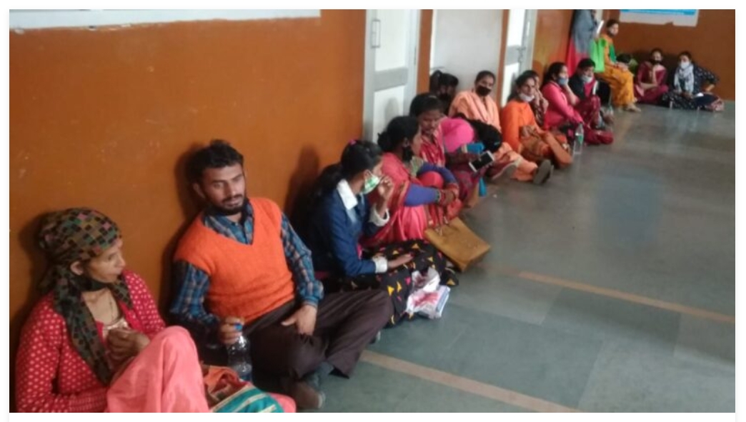 सिविल अस्पताल में गर्भवती महिलाए नीचे बैठने को मजबूर, पांवटा साहिब