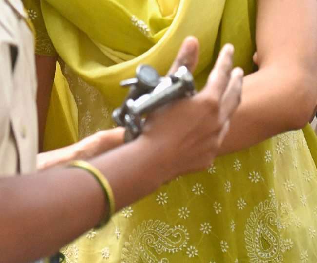 हिमाचली: महिला ने घर में खोल रखी थी नशे की दुकान, पुलिस ने 21 वर्षीय युवती के साथ की गिरफ्तार