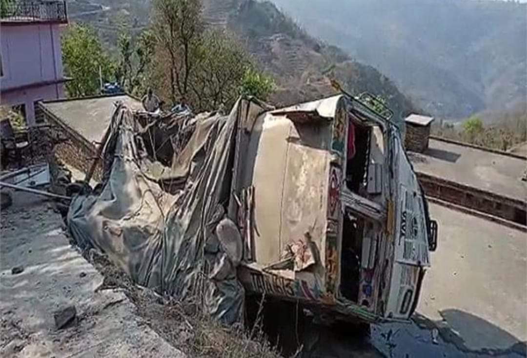 घर की छत पर आ गिरा सिमेंट से लदा ट्रक, बिलासपुर