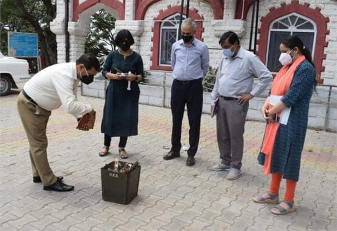 डीसी सिरमौर ने यज्ञ चिकित्सा पद्धति द्वारा वातावरण शुद्धि के लिए किया हवन