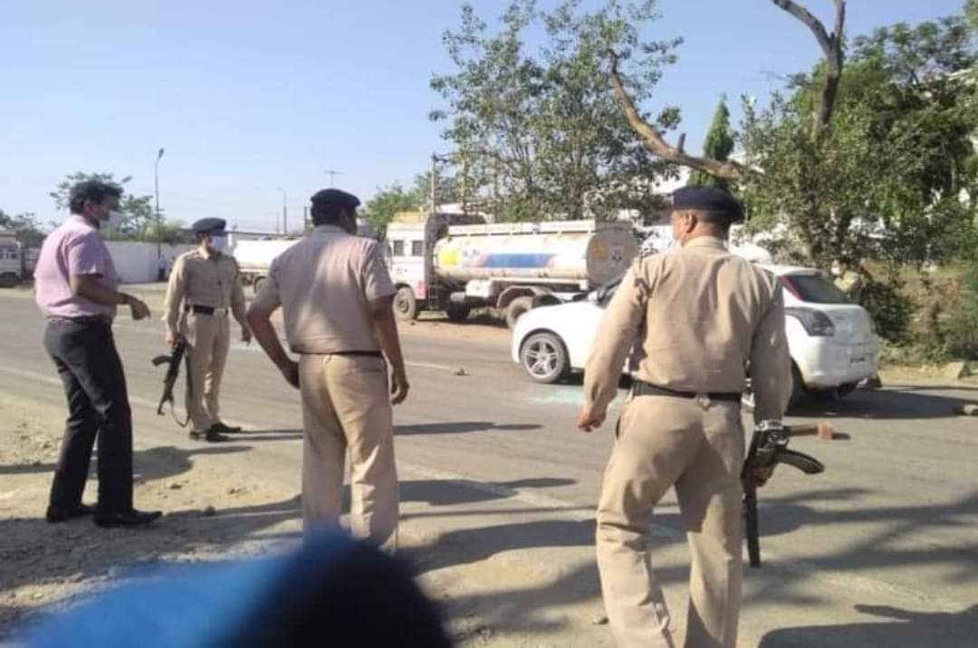 कार को रुकवा बरसाईं गोलियां, एक की मौत, तीन घायल:नालागढ़