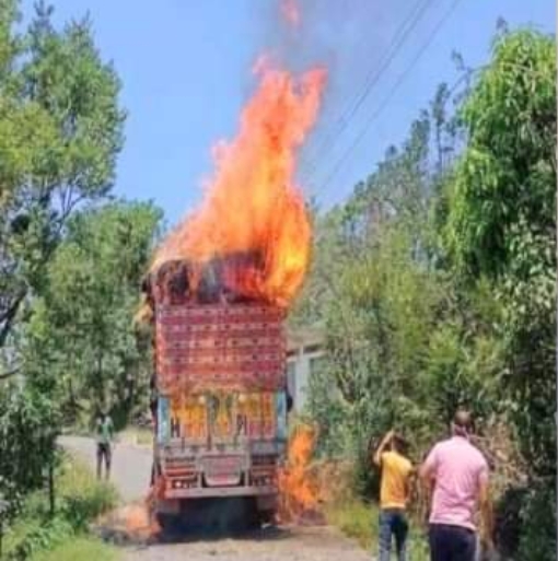 चलते ट्रक में लगी आग, ट्रक में पशु चारा था लदा:बिलासपुर