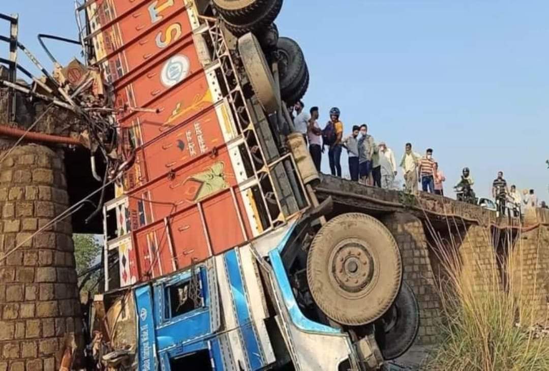 नालागढ़: बीयर से लदा ट्रक पुल से खड्ड में गिरा, चालक समेत दो की मौत