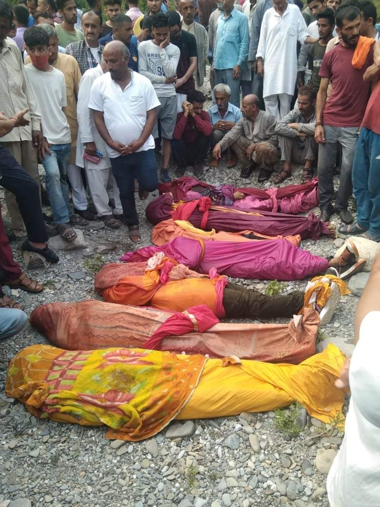 मातम में बदली की खुशियां: किसी ने खोया अपना बेटा तो किसी की मांग का मिटा सिंदूर