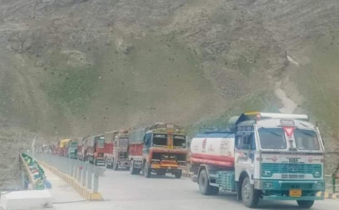 भूस्खलन से साढ़े सात घंटे बंद रहा मनाली-लेह मार्ग, धर्मशाला में झमाझम बारिश