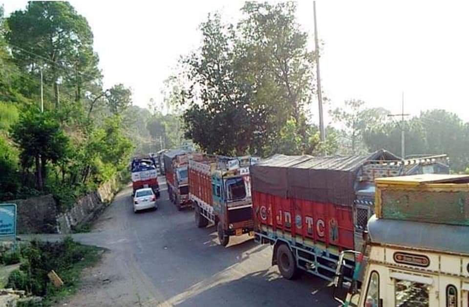 चंडीगढ़-मनाली NH पर पंजपीरी व स्वारघाट में खराब हुए ट्रक, लगा लंबा जाम