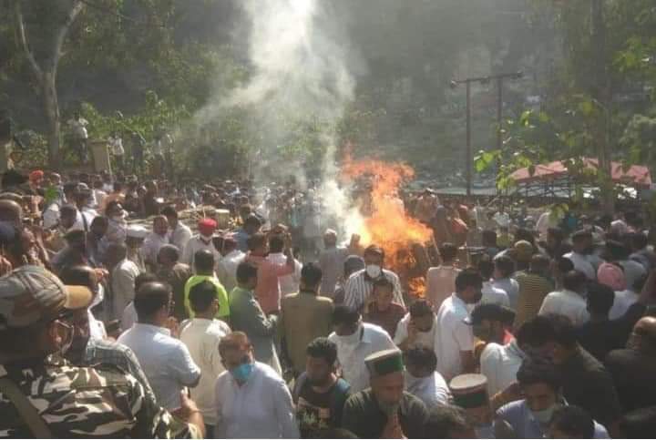 पंचतत्व में विलीन हुए वीरभद्र  हजारों आंखें हुई नम, राजकीय सम्मान के साथ हुआ अंतिम संस्कार