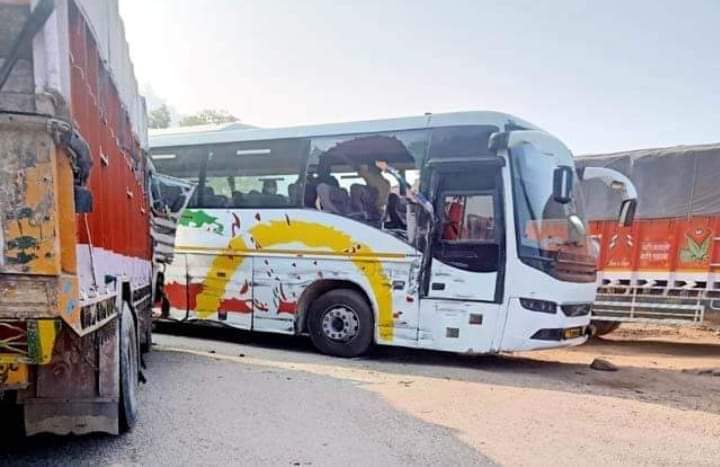 चंडीगढ़-मनाली NH पर टूरिस्ट बस व ट्रक में टक्कर, 2 घंटे बाधित रहा यातायात