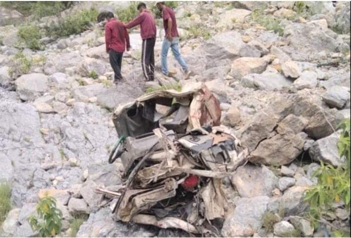 दुर्घटना: टौंस नदी में गिरी सेब से लदी जीप, दो युवकों की मौत