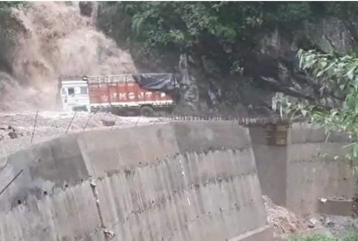 सीमेंट से लदे ट्रक के ऊपर से बहने लगा बरसाती नाला, सड़क पर लगा जाम