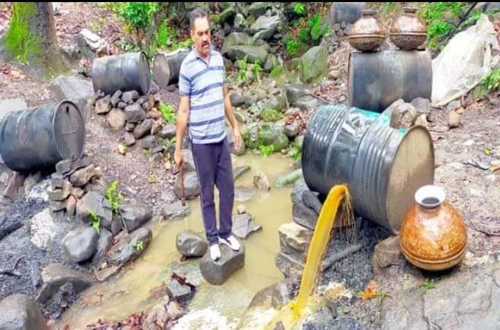 शराब माफिया पर पुलिस की बड़ी कार्रवाई, 9 ड्रमों में भरी 2500 लीटर लाहन की नष्ट