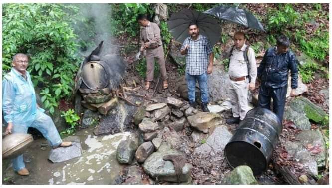अवैध शराब की 8 भट्टियां तबाह, 4500 लीटर लाहन नष्ट