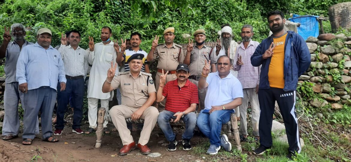 टापू पर से फसे लोगो को किया रेस्क्यू,एसडीएम पांवटा ने खुद उतरे नदी में