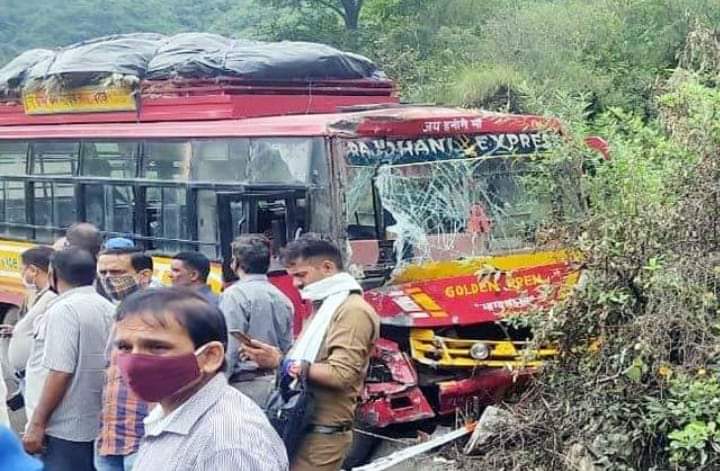 दाड़लाघाट में ट्रक से टकराई तेज रफ्तार बस,यात्री घायल ,बस चालक पर मामला दर्ज