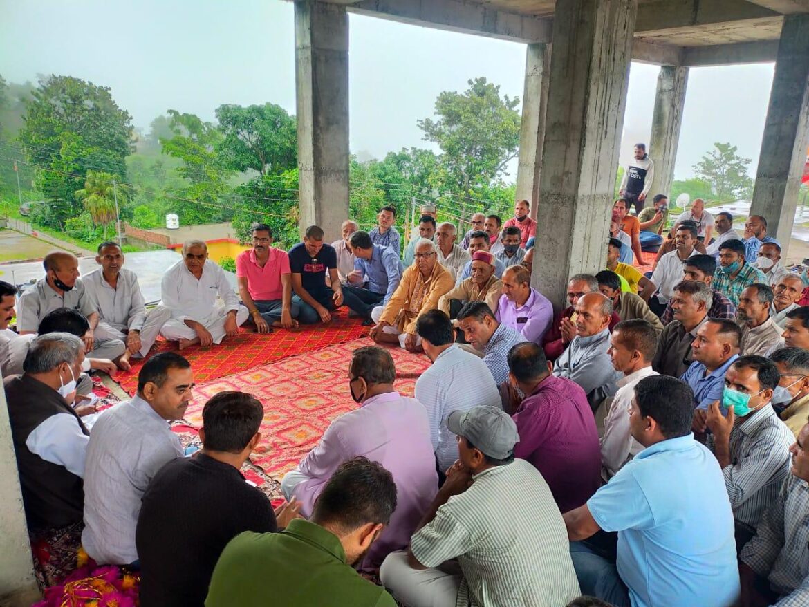 पांवटा साहिब: ऊर्जा मंत्री सुखराम चौधरी की 11 पंचायतों के कार्यकर्ताओं से बैठक