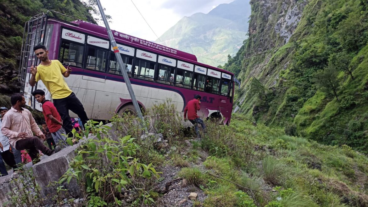 हवा में लटकी बस, चालक की सूझबूझ से बची 30 लोगों की जान