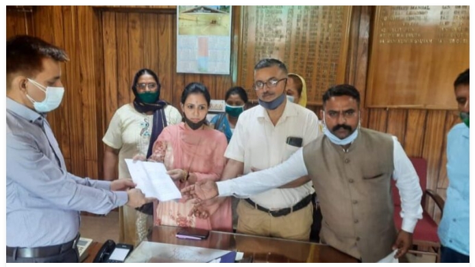 नाहन: कोलर ग्राम सभा मामला पकड़ रहा तूल, उपायुक्त को सौंपा शिकायती पत्र