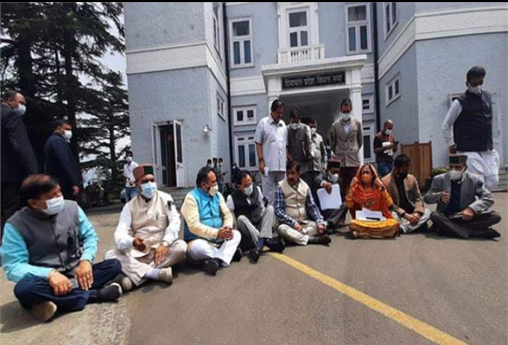 मानसून सत्र के अंतिम दिन विपक्ष का सदन के बाहर प्रदर्शन, विधानसभा अध्यक्ष को हटाने की मांग