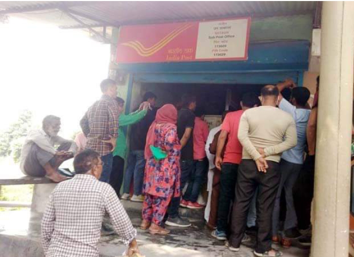 सतौन पोस्ट ऑफिस में ग्रामीणों का हंगामा, स्टाफ पर लगाया पैंशनरों को तंग करने का आरोप