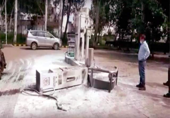 कार चालक की जल्दबाजी से लगी पेट्रोलपंप पर आग, बड़ा हादसा टला