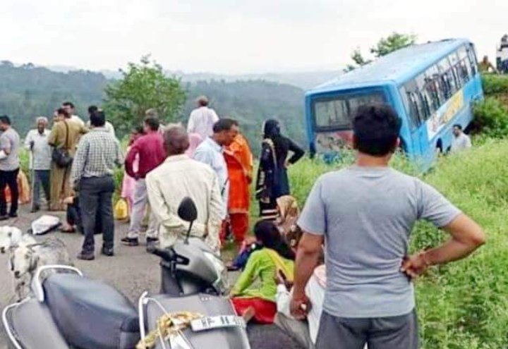 अनियंत्रित होकर पहाड़ी से टकराई HRTC की बस , 10 यात्री घायल
