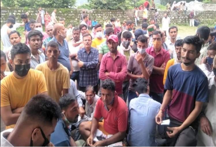 सिरमौर: आपस में भिड़ गए टीका लगवाने पहुंचे कई युवा, जमकर हंगामा