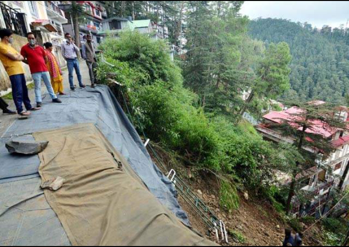 शिमला: बारिश का कहर कनलोग में सड़क धंसी, मलबे से गिरे पेड़, बिजली की तारें भी टूटीं