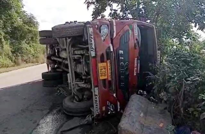 NH-205 पर तेज रफ्तार कैंटर ने ट्रक व कार को मारी टक्कर, महिला की मौके पर मौत