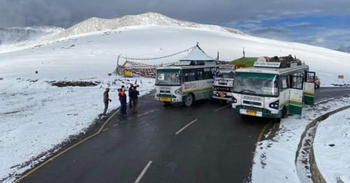 दर्रो पर बर्फबारी: लेह-दिल्ली रूट पर एचआरटीसी बस सेवा बंद