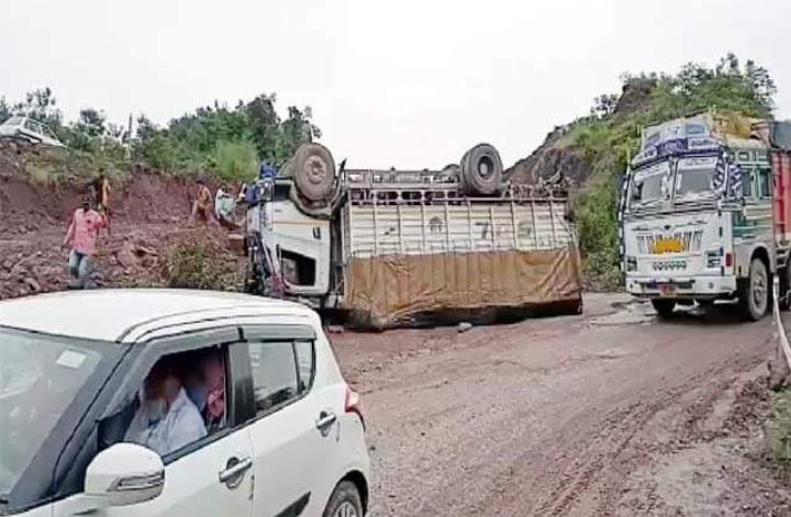 चंडीगढ़-मनाली NH-205 पर एक और हादसा, सेब से लदा कैंटर सड़क पर पलटा