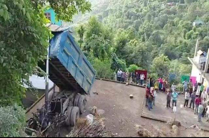 कंडाघाट में मिट्टी से भरा डंपर घर की छत पर गिरा, चालक की मौत